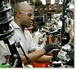 Arbeiter in südafrikanischem Autowerk