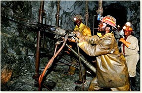 Minenarbeiter in einer Goldmine in Südafrika